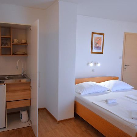 Guest House Sandra Rab Town Exterior foto