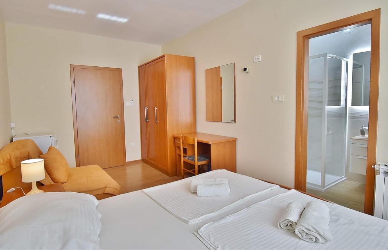 Guest House Sandra Rab Town Exterior foto