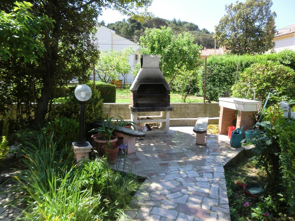 Guest House Sandra Rab Town Exterior foto