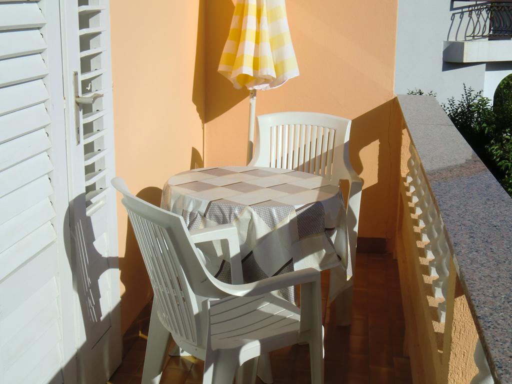 Guest House Sandra Rab Town Exterior foto