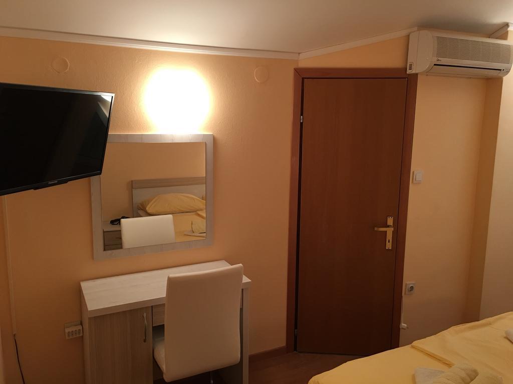 Guest House Sandra Rab Town Exterior foto