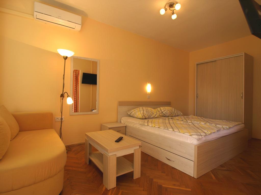 Guest House Sandra Rab Town Exterior foto