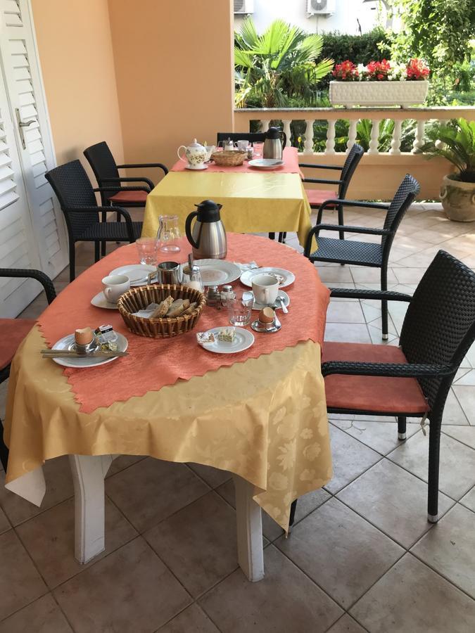 Guest House Sandra Rab Town Exterior foto